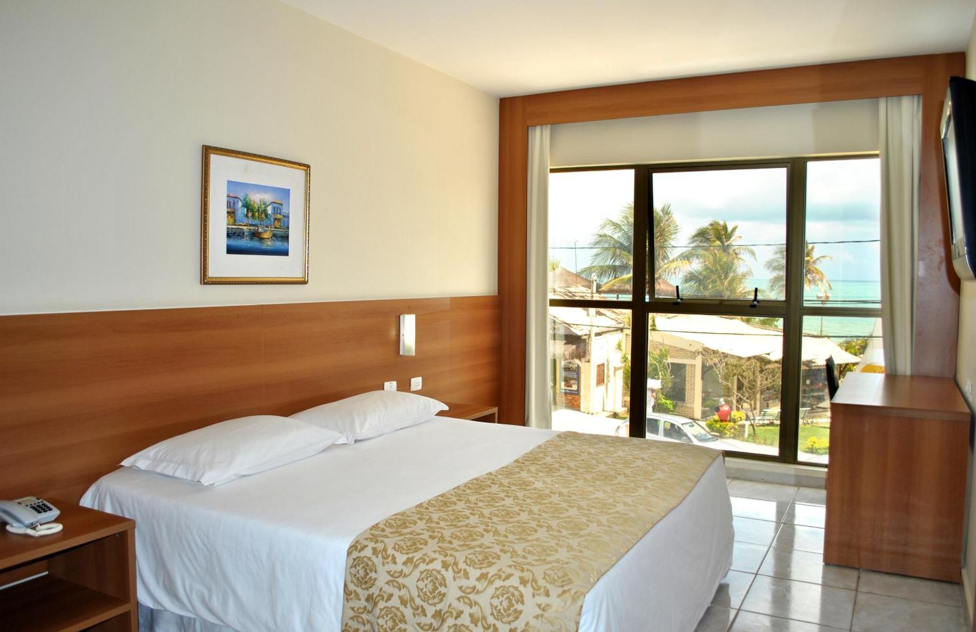 Quarto com Cama de Casal ou 2 de Solteiro e Vista Parcial do Mar